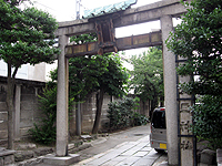 西洞院通仏光寺を東へ入った南側にある菅大臣神社の鳥居