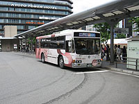 洛バスとバス乗り場。後ろは、京都タワービル