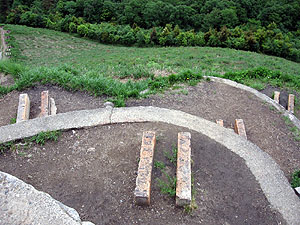 大文字の中心、金尾（かなわ）付近から斜面下を眺める図