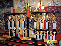 角金具などが整然と展示されている八幡山飾り席