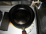 フライパンは薄く油をひき弱火にします。