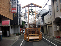 建てられた油天神山