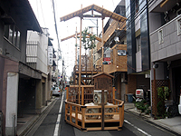 建てられた油天神山