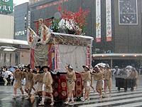 巡行する霰天神山