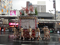 巡行する霰天神山