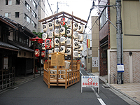 飾り付けられた芦刈山