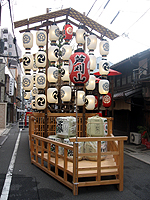 飾り付けられた芦刈山