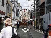 綾小路に建つ綾傘鉾