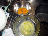 卵黄と卵白に分けます。写真は少し失敗の図