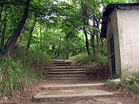 石段登りきった地点の倉庫