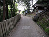 神社に向かう坂