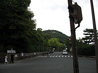 金閣寺、黒門前から見た大文字山
