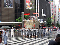 巡行する役行者山