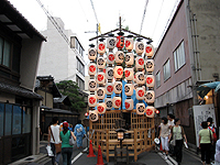 六角通新新町上ルに立つ八幡山