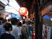 八幡山飾り席に急ぐ人々