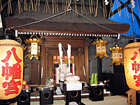 八幡山の庭に建つお社