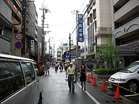 右手に布袋山のあるマンション