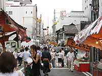 四条新町の北側信号機が見えます。