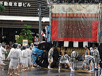 放下鉾の回転方向に竹を敷く車方