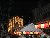 夜に賑わう岩戸山