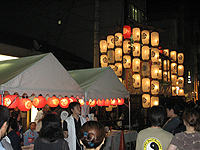 夜に活気づく郭巨山