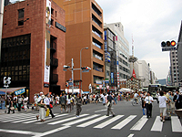 室町通の横断歩道を渡る