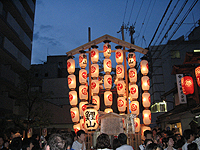 夜の鯉山駒形提灯