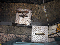 鉾固定用の柱を差し込む為の穴に被せられている鉄蓋