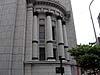 神殿風石柱は、三井住友銀行のビル