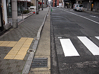 横断歩道上に鶏鉾礎石