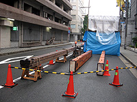 鉾建て作業中の鶏鉾