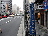 写真の横断歩道（四条通油小路）をめざして東に歩く