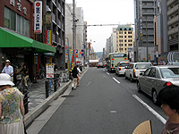 横断歩道を渡り東へ