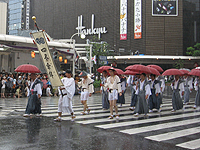 傘をさした先行の隊列