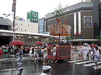 四条傘鉾の巡行風景