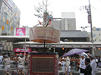 四条傘鉾の巡行風景