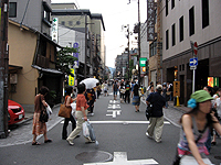 三条通室町を西から東に見る図