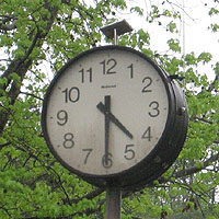 2006年5月7日（日）最後の日の閉門時間を指す太陽電池時計
