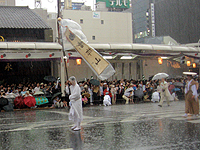 雨風を物ともせず進む旗手