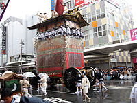 行く月鉾。左下に月のマークの付属の車