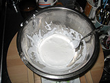 白玉粉50グラムを55グラムの水で溶きます。
