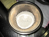 薄力粉をボールに100グラム入れます。