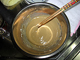 水300ccを少量ずつ加えながら混ぜて行きます。