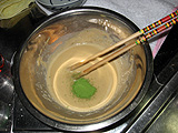 生地がなめらかになってきたら抹茶を入れます。
