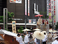 山伏山巡行列四条河原町に到着